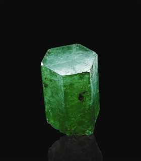 哥伦比亚木佐矿祖母绿晶体142.05克拉，北京保利十二周年秋拍会获价39.68万元
