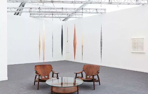 2018弗里兹纽约艺博会上Nara Roesler画廊的展位。图片：Will Wang;Courtesy of the artists and Galeria Nara Roesler
