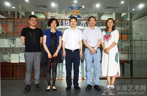 牡丹江市委常委、宣传部部长陈苏一行参观张雄书画院美术馆并合影留念