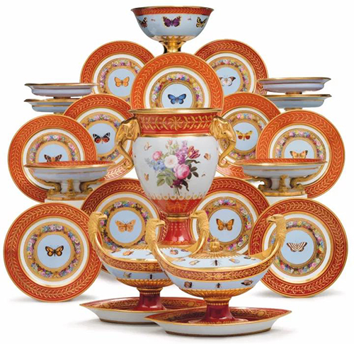 塞夫勒名瓷“Marly Rouge ”系列甜点餐具组创下十九世纪欧洲瓷器的拍卖纪录