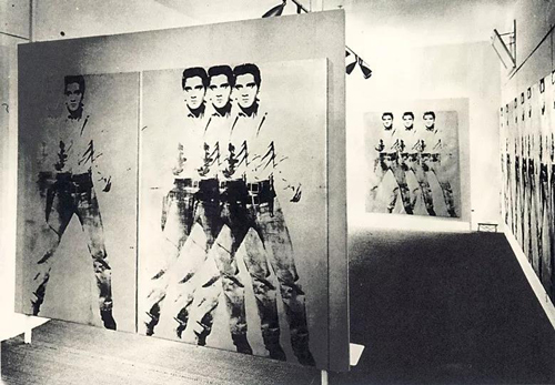 艺术品：© 2018 The Andy Warhol Foundation for the Visual Arts, Inc. / Licensed by Artists Rights Society (ARS) 装置形态，“安迪‧沃荷作品展：猫王画作”，费鲁斯画廊，洛杉矶，1963年。摄影：Frank J. Thomas，Frank J. Thomas Archives提供