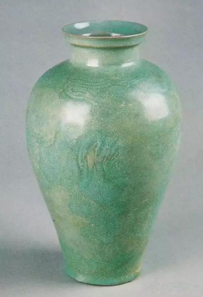 汝窑龙纹瓶，高30.4厘米，河南省文物考古研究院藏