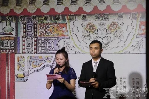   刘威与庞哲主持本次月坛文化节开幕式