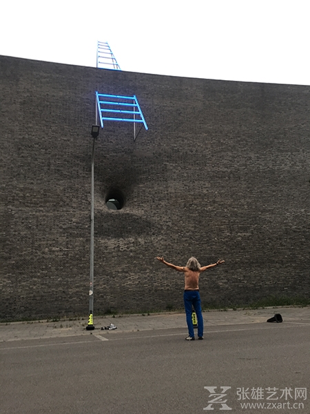 捷克艺术大师Jiri Davi的天梯装置点灯仪式