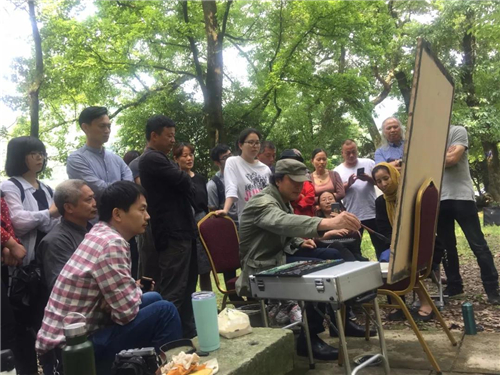 中国美术家协会水彩画艺术委员会副主任、中国美院周刚教授在写生创作