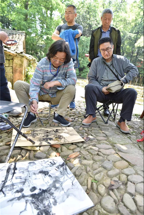 西安美术学院王保安教授在武义“郭洞”风景区写生创作