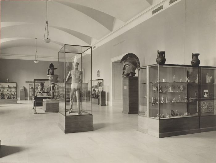   1933年，伊特鲁里亚陶制兵俑群雕在大都会博物馆展出时的场景。Courtesy of The Metropolitan Museum of Art.