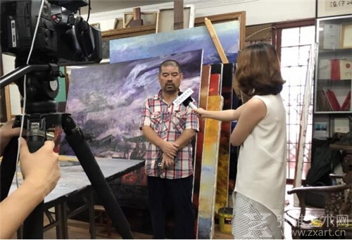   画家陈许在艺术作品鉴证备案活动现场接受媒体采访