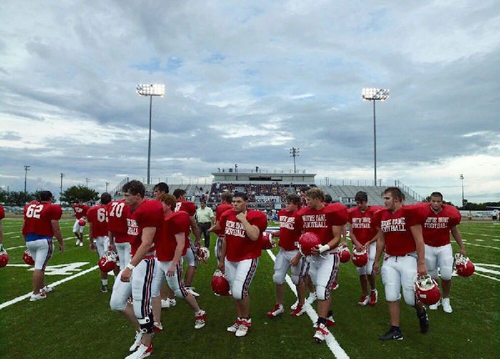 Catherine Opie《Football Landscape #3 Notre Dame vs. St. Thomas More, Lafayette，LA》(2007)。图片：© Catherine Opie，Courtesy Regen Projects，Los Angeles and Lehmann Maupin，New York and Hong Kong