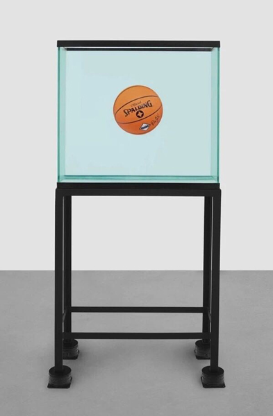 杰夫·昆丝(Jeff Koons),《One Ball Total Equilibrium Tank》(Spalding Dr. J Silver系列)(1985)。图片：Courtesy of Christie's Images Ltd
