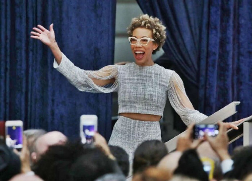 艺术家Amy Sherald 在前美国总统奥巴马夫妇肖像正式揭幕前。图片：by Mark Wilson/Getty Images
