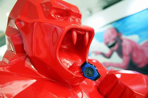 雕塑“Kong”，正是出自宇舶表品牌大使当代艺术家、法国雕塑大师理查德·奥林斯基（Richard Orlinski）的作品。