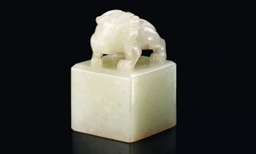 清嘉庆 白玉麒麟钮方玺 印文：“天禄继鉴” 2.8 x 2.9 cm. 估价：欧元 80,000 - 120,000