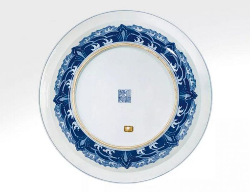清乾隆 青花跃龙捧寿海水折沿大盘 六字篆书款 直径 44.7 cm.  估价：欧元 300,000 - 500,000