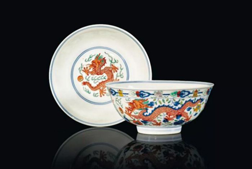 清道光 五彩龙凤赶珠纹碗一对 六字篆书款 直径 15 cm.  估价：欧元 20,000 - 30,000