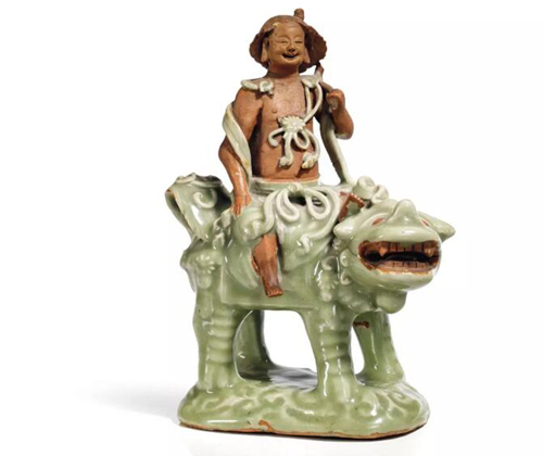 明 十四/十五世纪 龙泉青釉文殊骑狮像 高 22.5 cm. 估价：欧元 6,000 - 8,000