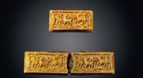 十二至十四世纪 金鹿纹带饰 一组三件 长 5.5 cm.  估价：欧元 15,000 - 20,000