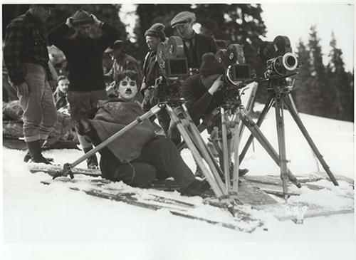 查理·卓别林和助理埃迪·萨瑟兰（左）在《淘金记》片场，1924年4月© Roy Export Co. Ltd／洛桑爱丽舍博物馆惠允，博洛尼亚电影资料馆惠允扫描