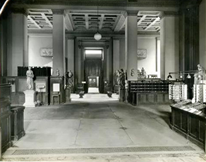 1929年的明信片摊位，位于入口大厅。