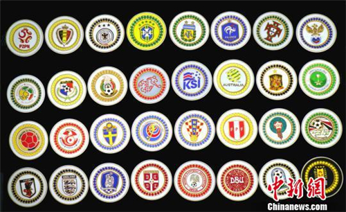 以世界杯32支球队队徽为灵感所作的金丝彩沙画