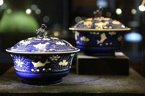 清雍正 蓝釉堆白鱼藻纹盉式盖碗一对 D：17.5 cm 成交价：RMB 7,590,000