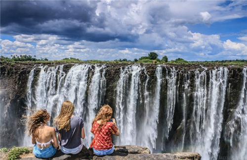 《坐看美丽的维多利亚瀑布》  摄影师：Harry Randell（津巴布韦）