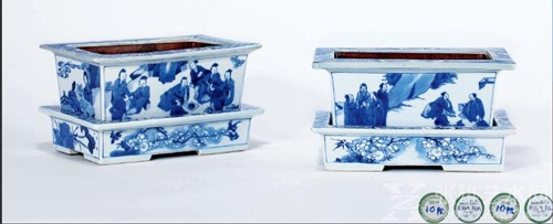 LOT号：0670 清康熙 青花十八学士图花盆 （一对） 长22cm 估价：RMB 150,000-250,000 来源：Marchant 旧藏