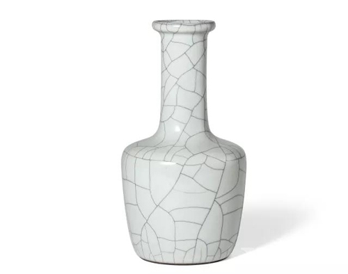 LOT号：0951 清雍正 哥釉纸槌瓶 高16.5cm 估价：RMB 4,800,000-6,800,000