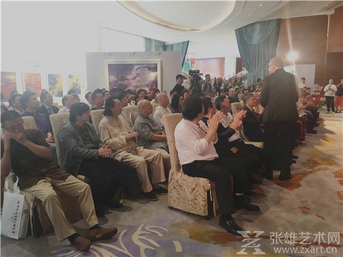 “跨海长虹——陈许港珠澳大桥主题油画展”在澳门开幕 