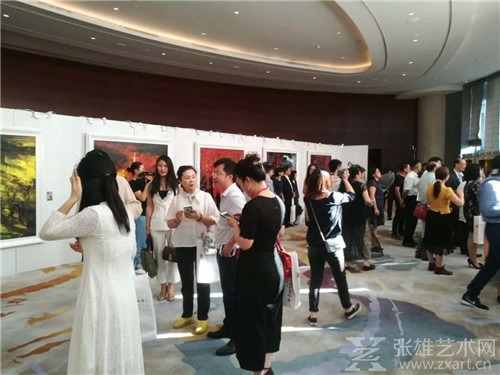 “跨海长虹——陈许港珠澳大桥主题油画展”在澳门开幕 