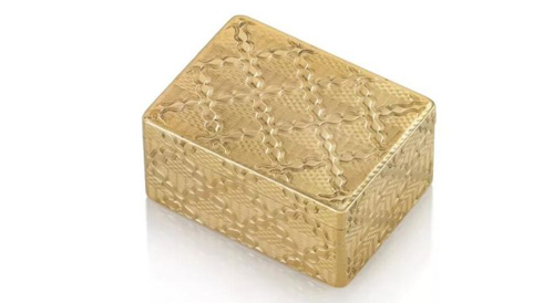 路易十五金鼻烟盒 Jean-Baptiste Bertin （1740-1771）制造于1757-1758年制造 印有Eloy Brichard1756-1762年间的生产与流通金标，以及两枚法国1838年后开始使用的限制质保金标 估价：英镑 30,000 - 50,000