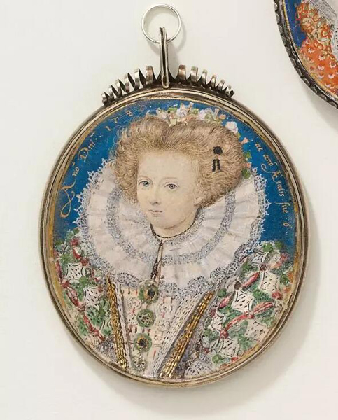 尼古拉斯·希利亚德（1547-1619） 《身穿精致连衣裙和蕾丝皱领的6岁女孩》 蓝色背景镌刻：“Ano Dni 1586 / ac ano AEtatis sue 6”；金边 羊皮纸 椭圆形，高52毫米，鎏金金属框架，螺旋顶饰