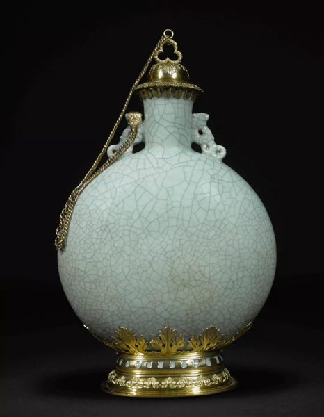 清乾隆仿哥釉青瓷抱月瓶配英国乔治四世鎏银托座, 1827年作, 零售商应为托马斯·哈姆雷特 估价：100,000 — 150,000英镑