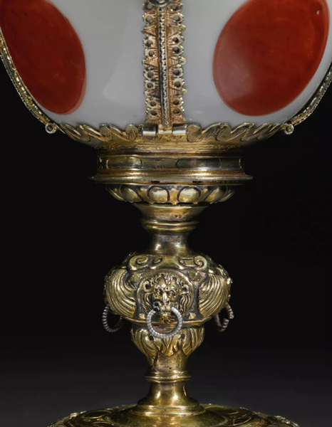 明嘉靖瓷盌镶十六世纪末银胎局部鎏金酒杯，英国或欧洲大陆, 约1580-1585年作 估价： 200,000 — 300,000英镑