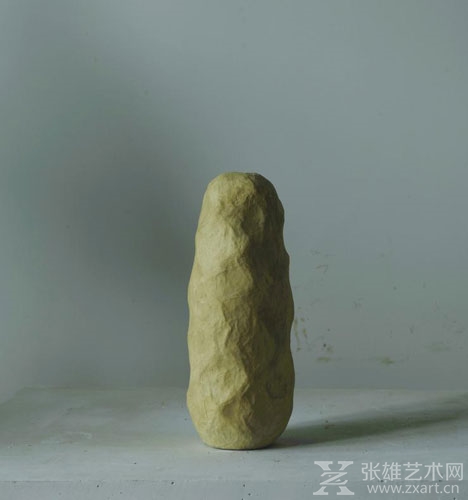 《一个瓶子》1994  12×12×30cm       瓶子、宣纸、皮纸  （拍摄：沈烈毅）