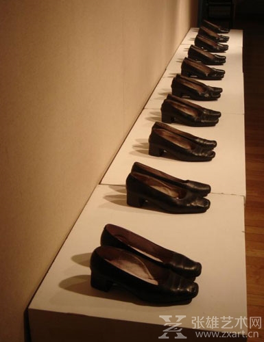 《吉利福》    2007 23×10×18.5cm×10 现成品（相同品牌，款式，颜色，尺寸的旧鞋）