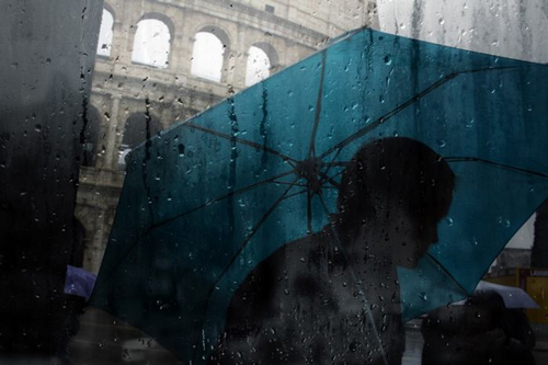 雨中的独特城市面貌 阴绵萧瑟的蓝色雨滴