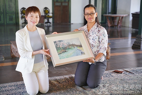 孙晓岚赠送日惹长公主水彩画《杭州的春天》和油画《印尼的海边》