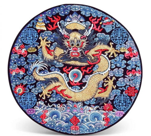 晚清  刺绣海水云龙纹圆补子 直径 31.8 cm. 估价：美元 3,000 - 5,000