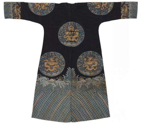 清 十九世纪  石青纱绣八团龙褂 130.8 x 147.3 cm. 估价：美元 4,000 - 6,000