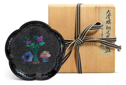 清康熙 黑漆螺钿博古纹花口小盘 附日本木盒 直径 11.4 cm. 估价：美元 6,000 - 8,000