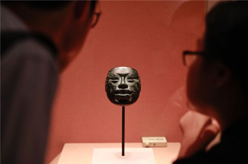   图为奥尔梅克石制面具。（图片来源：中新社）