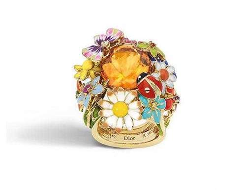 当珠宝与花结合……谁能抗拒它的魅力？