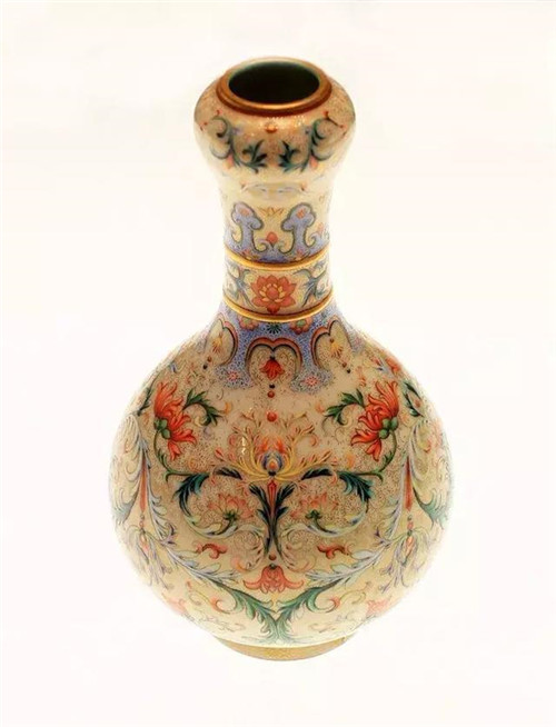   清乾隆珐琅彩缠枝花卉纹蒜头瓶”现藏中国国家博物馆