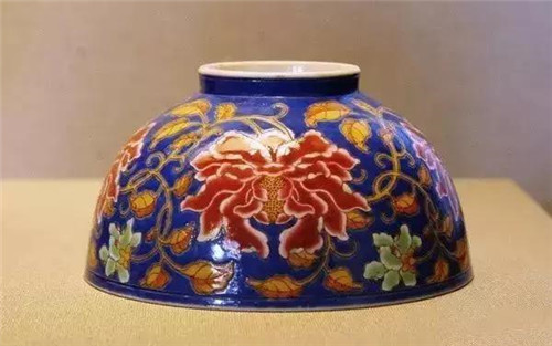   清康熙珐琅彩牡丹纹碗”现藏北京故宫藏