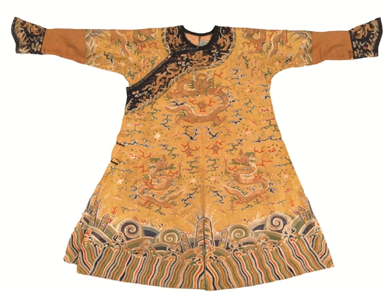  清代明黄色实地纱盘金绣小龙袍 中国丝绸博物馆藏
