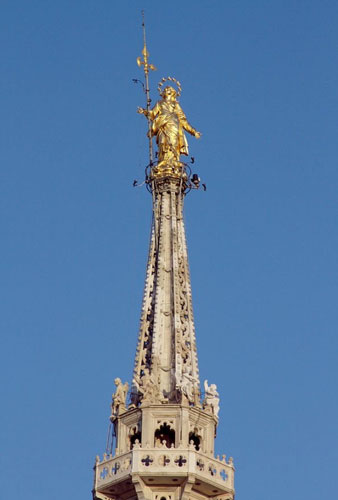 矗立在教堂塔尖的金圣母像