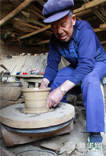 王善本老人在作坊內製作黑陶花盆胚(5月1日攝).