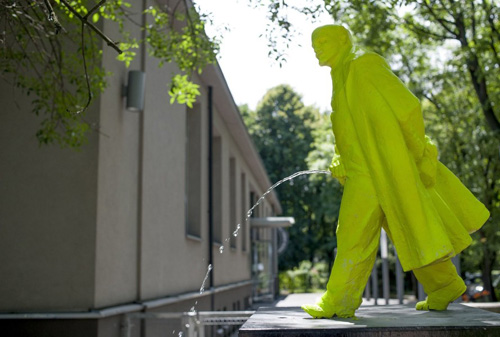 波兰城镇树立起黄色列宁撒尿雕像 名为未来喷泉