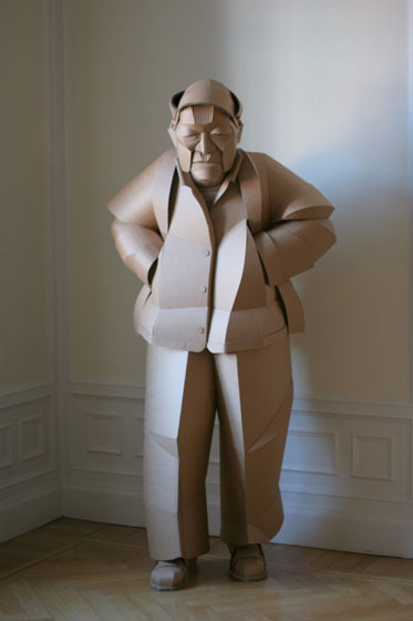 美国雕塑家用纸板雕刻人物怀念中国居民